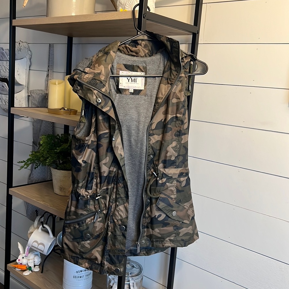 Camo zip up vest